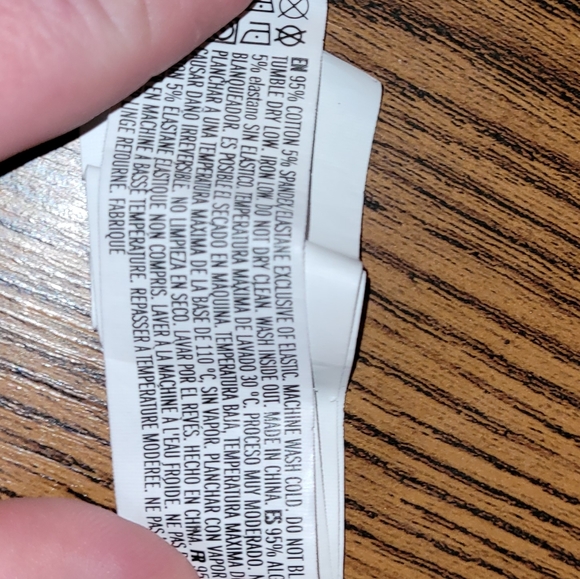 Forever 21 Red print crop top  . Size S - Picture 4 of 4